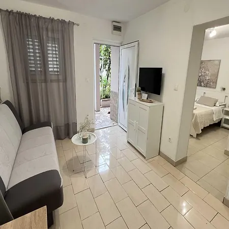 Daire Vela - With Garden View Makarska