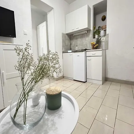 Daire Vela - With Garden View Makarska