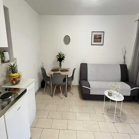 Daire Vela - With Garden View Makarska