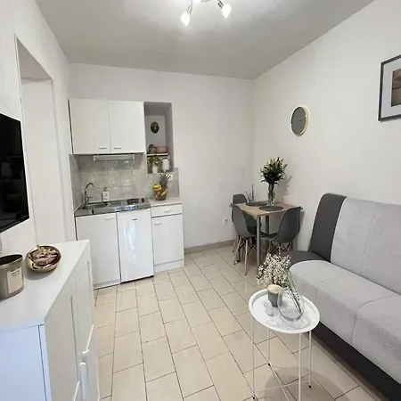 Vela - With Garden View Makarska